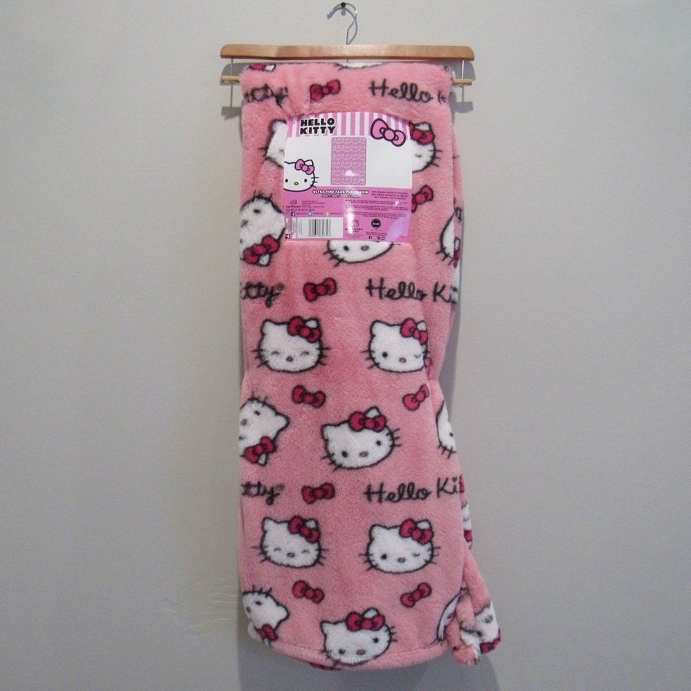 NEW! RARE Hello Kitty Ultra Fine Faux Fur Throw Blanket 50”x70” Pink Viral